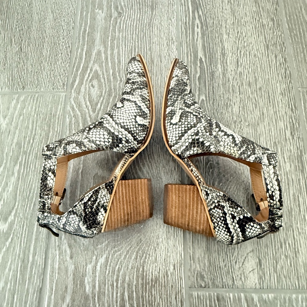 Catherine Malandrino Stylish Snake Print Ankle Booties Size 8.5